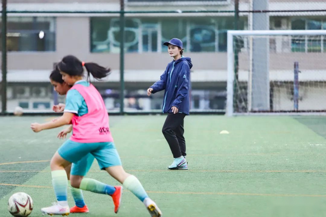 关于女足比赛球队成功举办青训营，培养足球人才的信息