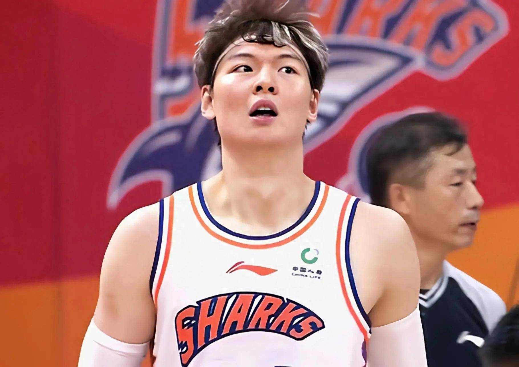 包含曝王哲林三年顶薪续约上海上赛季场均14.8分8篮板的词条
