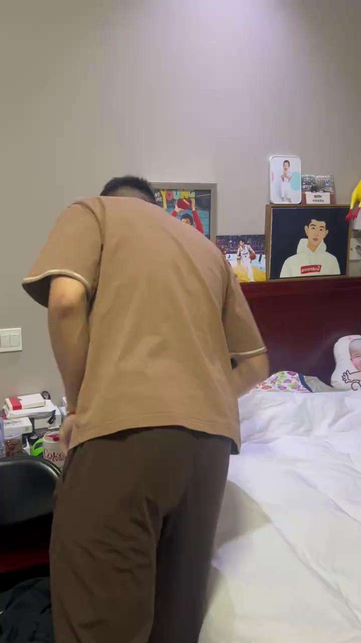 方硕更新社媒Vlog：只是吃个汉堡，又给我整花活的简单介绍