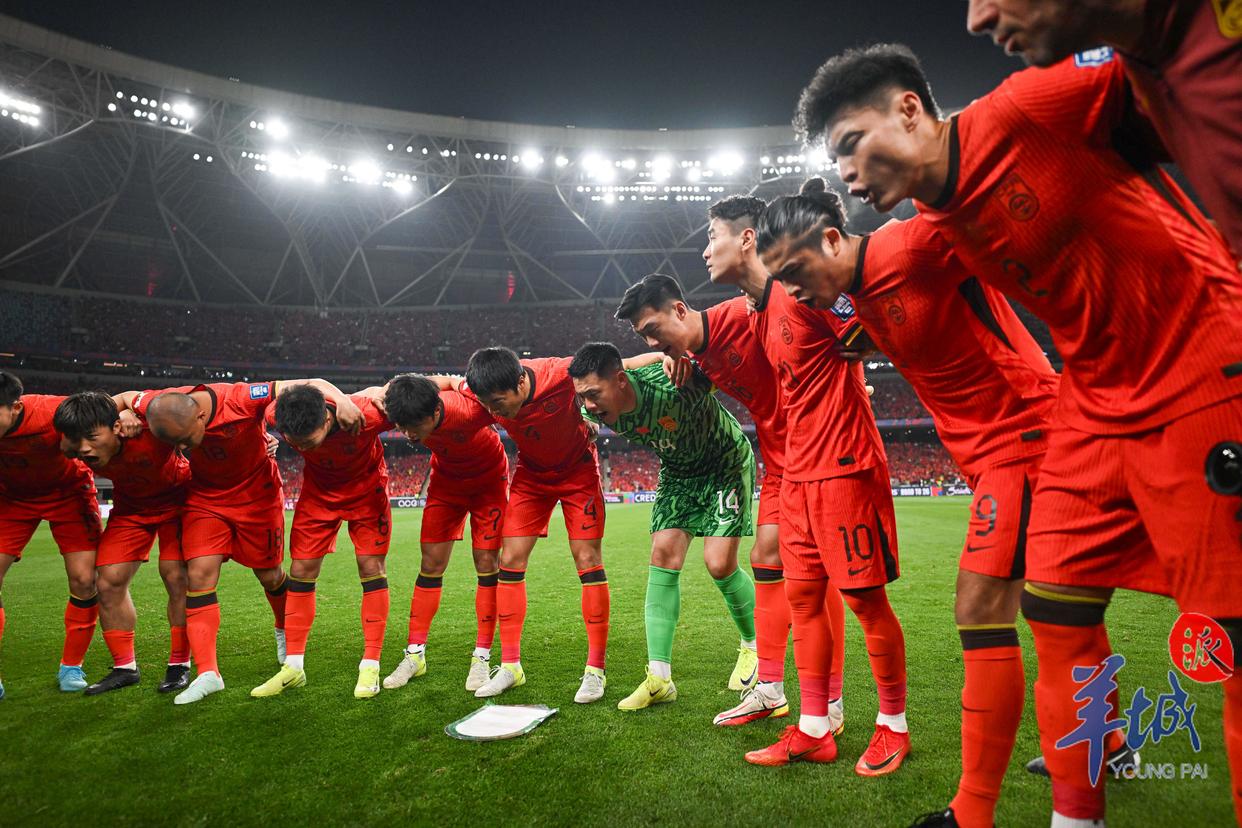 包含国足小将庆祝过度引发尴尬，差点误导球迷以为晋级世界杯的词条