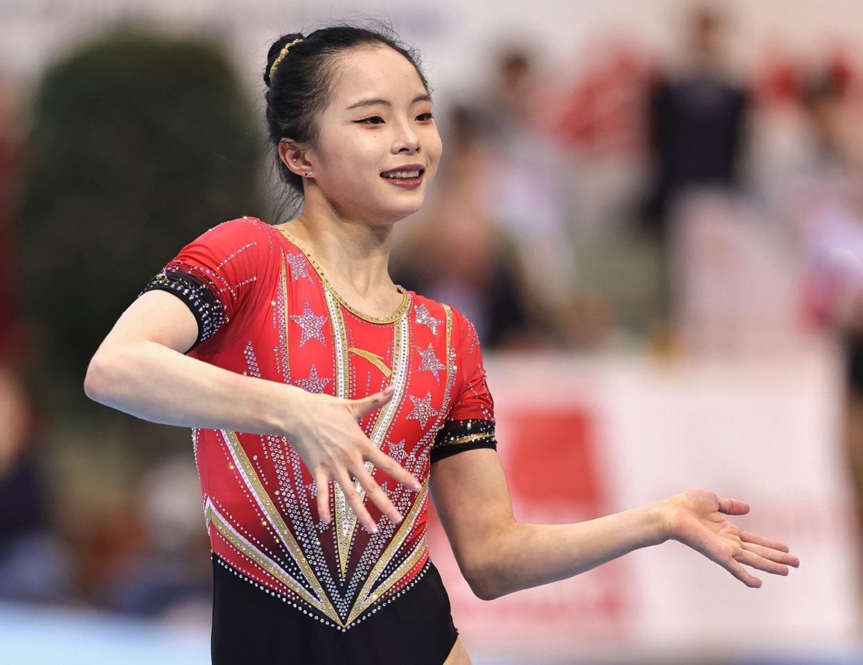 体操冠军优雅登场，经典动作惊艳
