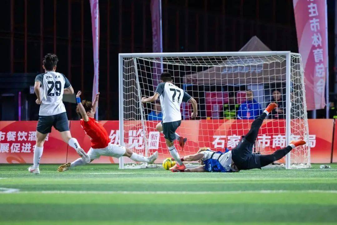 引人注目的国内足球联赛发生激烈对决的简单介绍